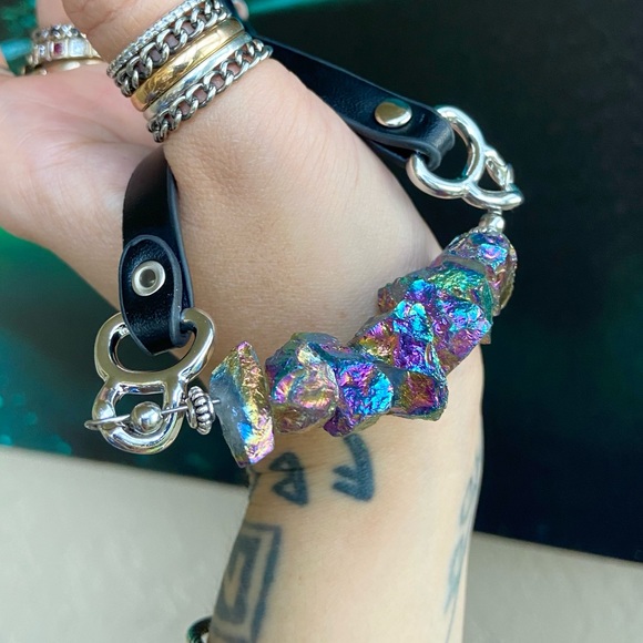 Druzy quartz choker . Rainbow iridescent druzy crystal quartz leather choker - Picture 11 of 12